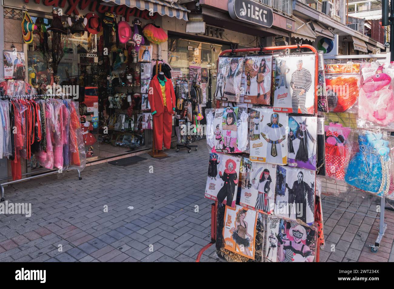 In Xanthi, Griechenland, verkauft man Hüte, Karnevalsmasken und Kostüme. Stockfoto