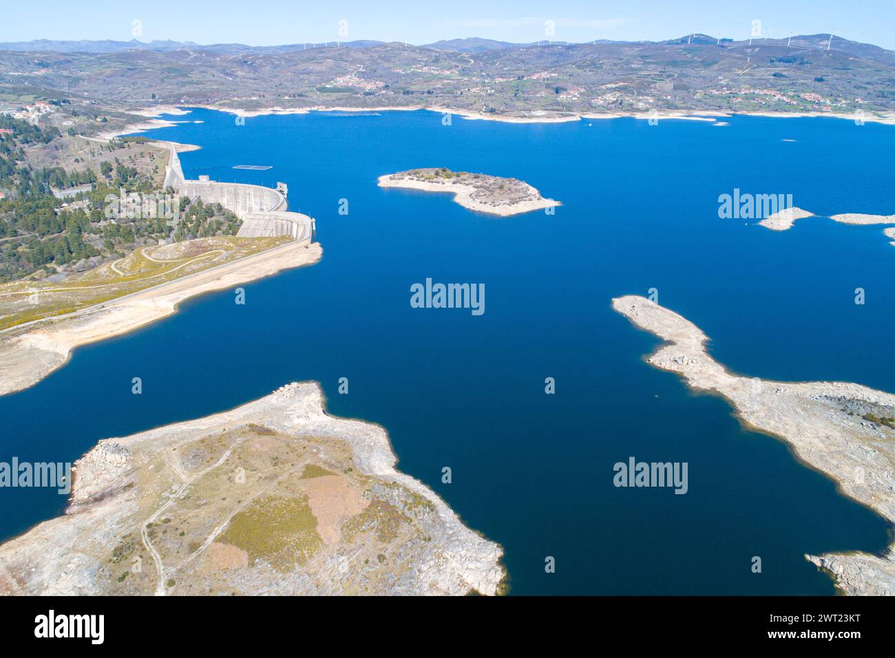 Aus der Vogelperspektive von einer Drohne auf den Stausee Pisoes Alto Rabagao in der Region tras-os-montes. rat von Montalegre. Nördlich von Portugal Stockfoto