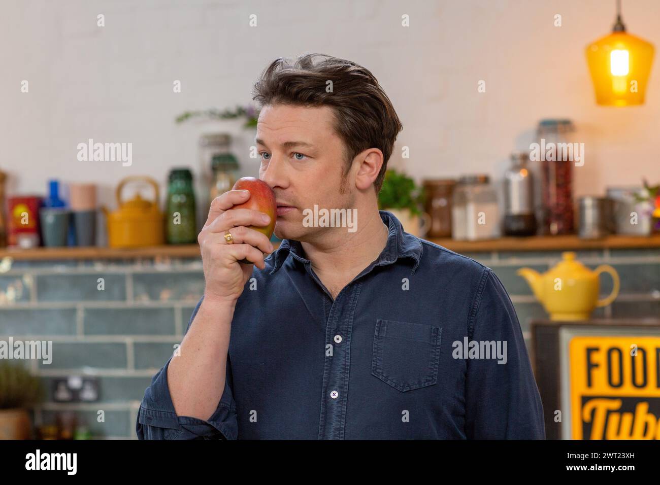 Jamie Oliver, englischer Starkoch, Restauranteur, der für seinen Food Tube Channel in London kocht Stockfoto