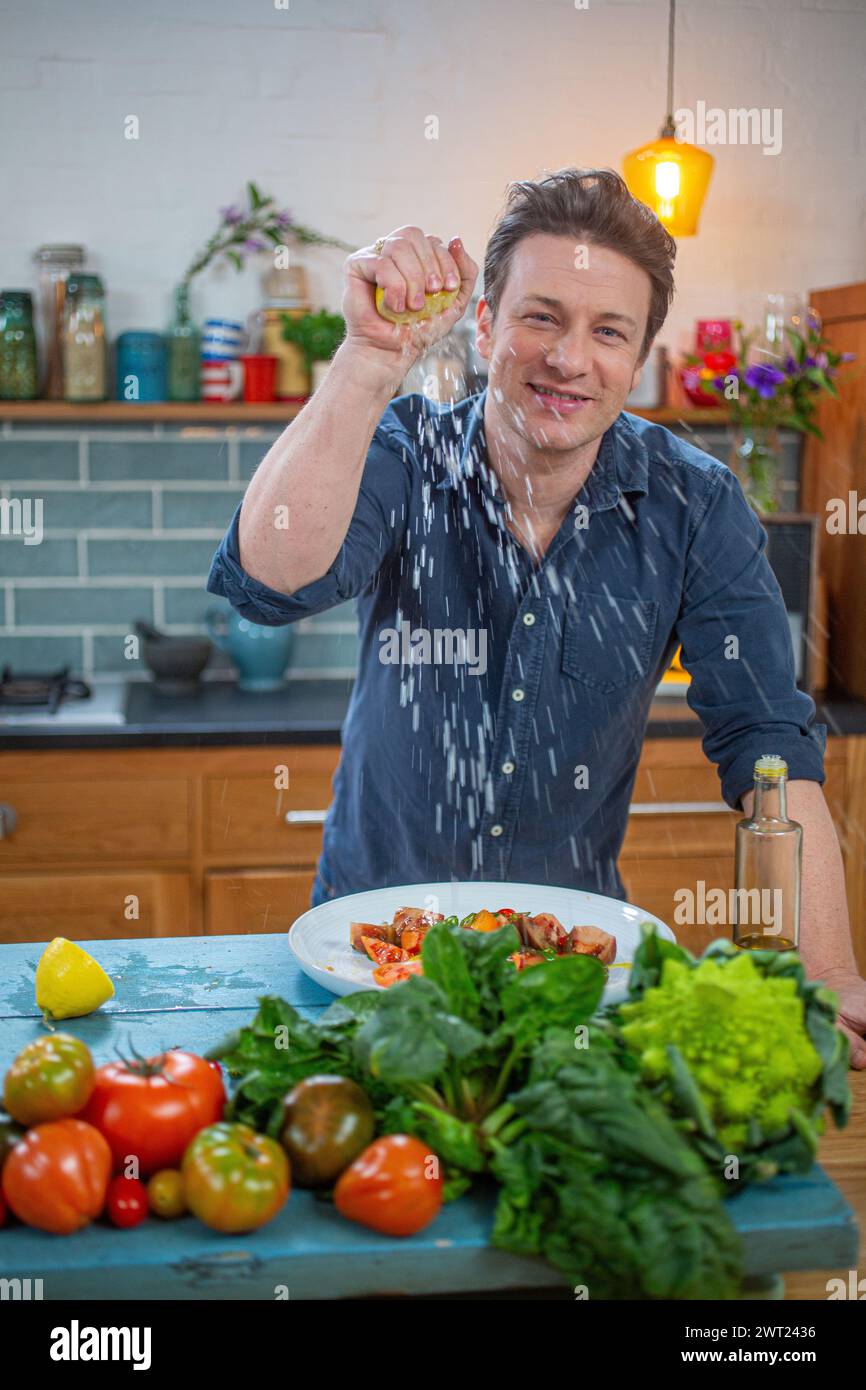 Jamie Oliver, englischer Starkoch, Restauranteur, der Zitrone in die Hände quetscht. Stockfoto