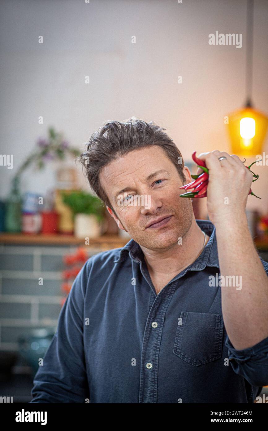 Jamie Oliver, englischer Starkoch, Restauranteur mit Pfeffer-Chili Stockfoto
