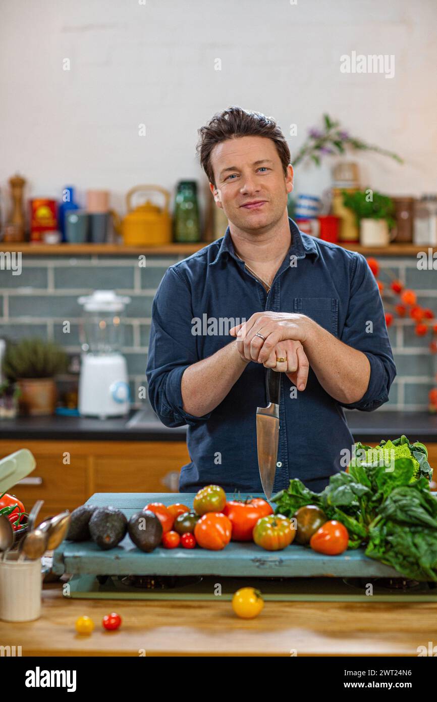 Jamie Oliver, englischer Starkoch, Restauranteur, der mit Gemüse kocht. Stockfoto