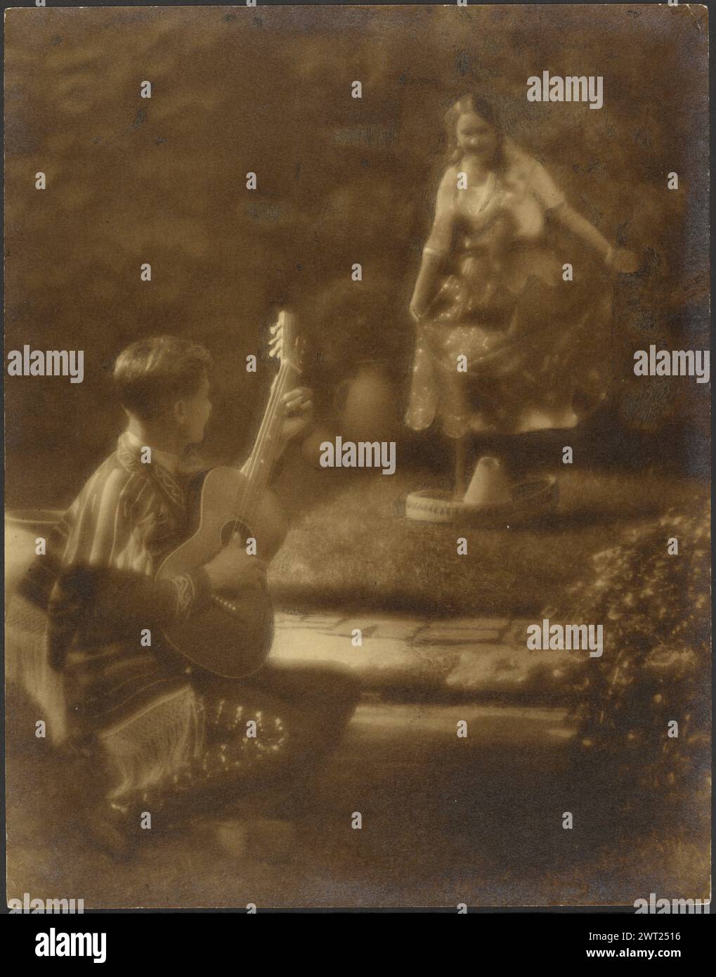 Mexikanischer Tanz - Jarabe. Louis Fleckenstein, Fotograf (Amerikaner, 1866 - 1943) 1924–1943 '2 - mexikanischer Tanz - Jarabe' / Louis Fleckenstein / 1510 E. 3rd St. / Long Beach, Cal,“ Bleistift, rückseitig oben Cent „C“, blauer Bleistift, rückseitig Mitte rechts „110“, schwarzer Bleistift, rückseitig unten Mitte „220 [unterstrichen]“, blauer Bleistift, rückseitig bot rechts Stockfoto