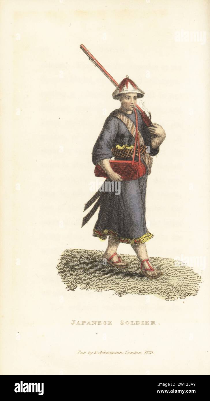 Kostüm eines japanischen Soldaten. In konischem Helm, Haori, Gürtel, Sandalen, bewaffnet mit Feuersteinmuskete und zwei Katana (Schwerter). Nach einer Illustration in Arnoldus Montanus Atlas Japannensis, 1670. Handkolorierter Kupferstich aus Frederic Shoberls The World in Miniature, Japan, Rudolph Ackermann, London, 1823. Stockfoto