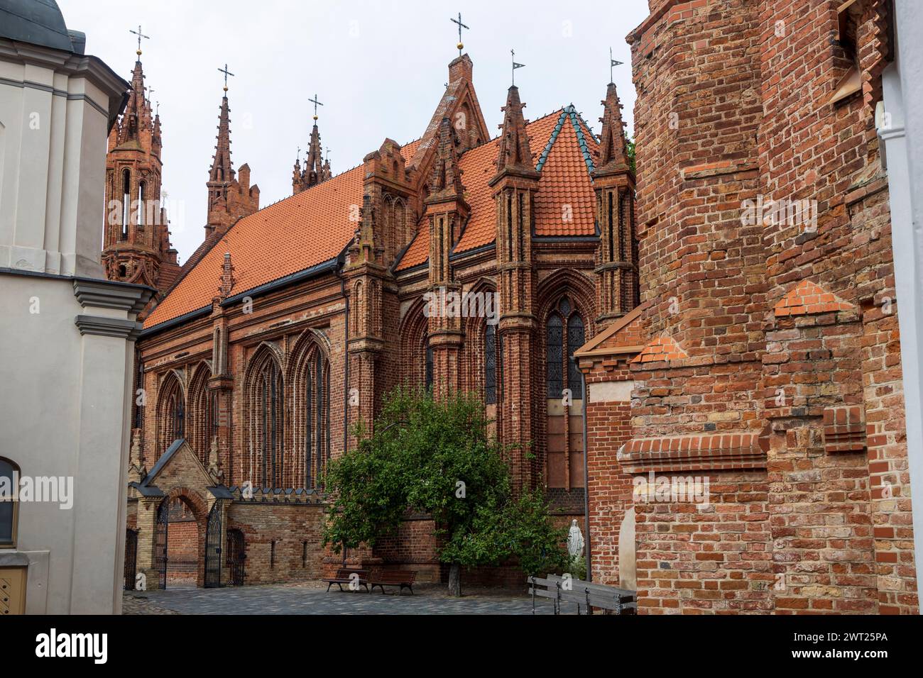 VILNIUS, LITAUEN - 15. JUNI 2023: Blick auf die römisch-katholische Kirche St. Francis und St. Bernard und St. Annenkirche in Vilnius. Stockfoto