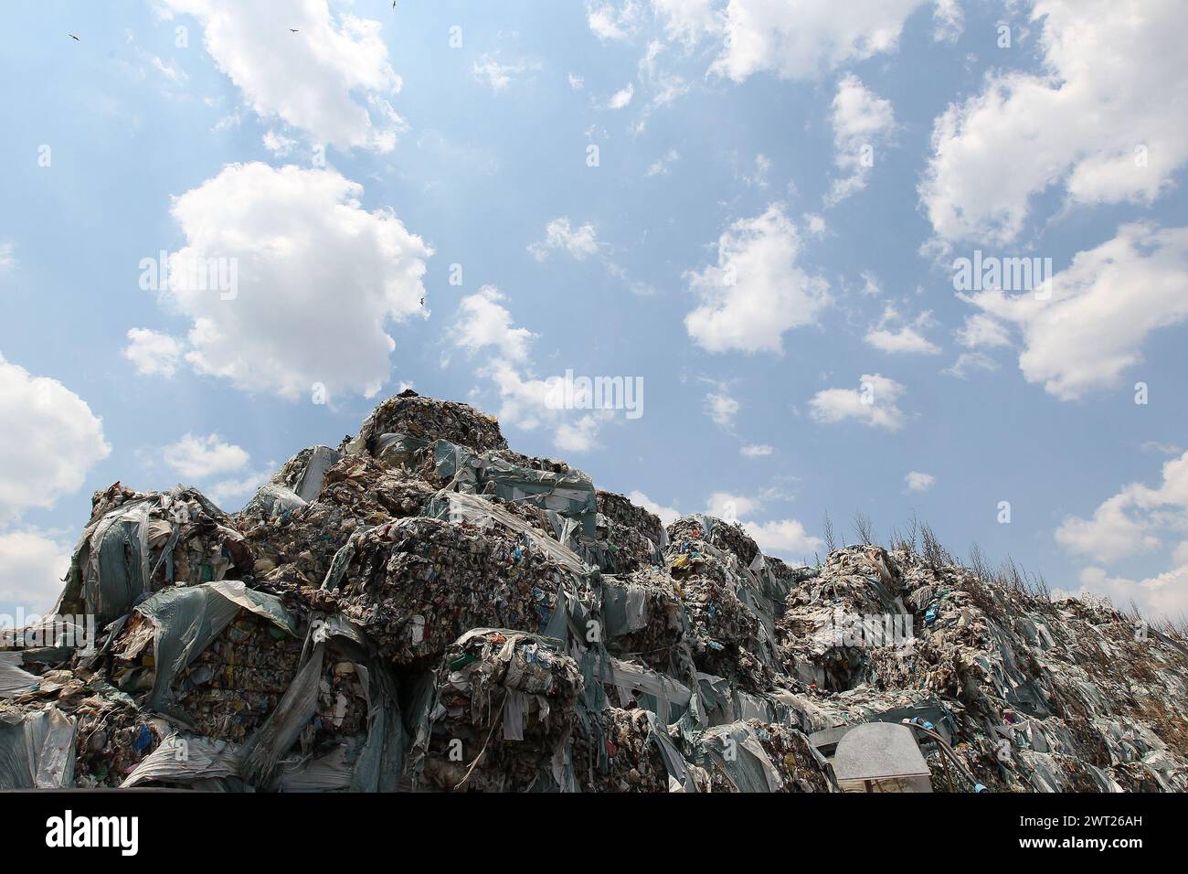 Müllballen auf der Müllhalde von San Tammaro in der Provinz Caserta Stockfoto