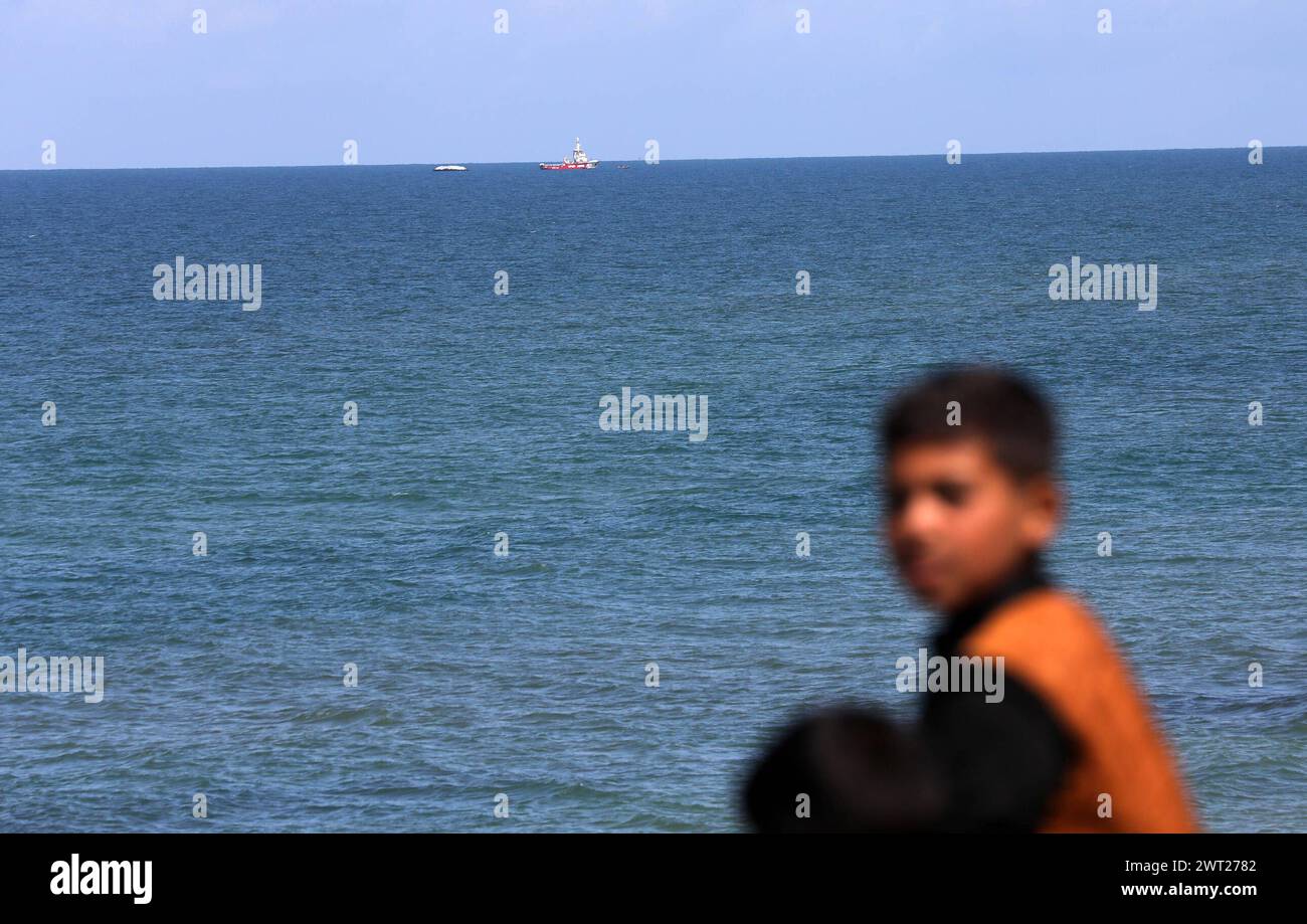 Das Seeschiff Open Arms, das von Larnaka in Zypern aus mit humanitärer Hilfe segelte, nähert sich der Küste von Gaza-Stadt an das Seeschiff Open Arms, das mit humanitärer Hilfe von Larnaka in Zypern aus segelte, nähert sich am 15. März 2024 der Küste von Gaza-Stadt an. Die Open Arms, von denen die spanische Wohltätigkeitsorganisation sagt, dass sie 200 Tonnen Lebensmittel für die nach mehr als fünf Monaten Krieg von Hungersnot bedrohten Bewohner Gazas über einen neuen Seekorridor transportiert, waren am 15. März vor dem vom Krieg verwüsteten Gebiet sichtbar. Foto von Omar Ashtawy apaimages Gaza-Stadt Gaza-Streifen palästinensisches Territorium 150324 GA Stockfoto