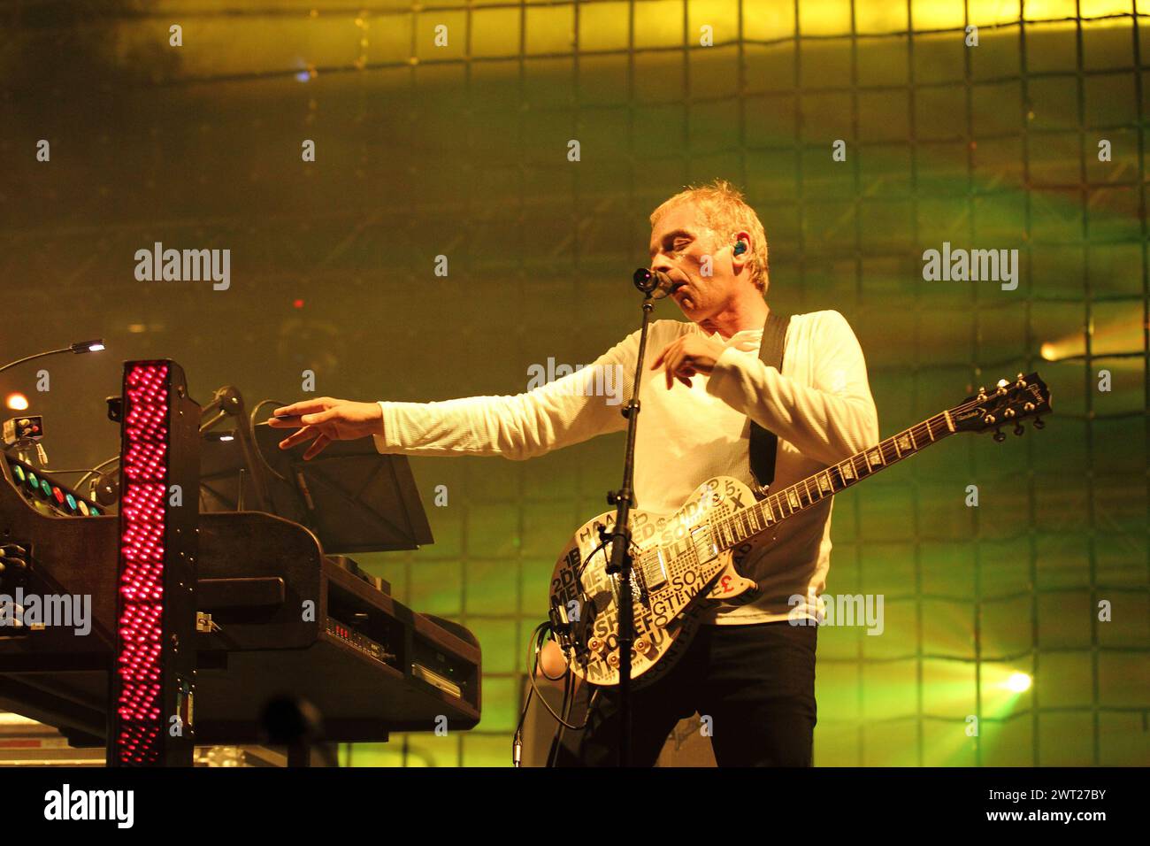 Karl Hyde, Leiter der elektronischen Gruppe Underworld bei einem Konzert auf dem Neapolis-Festival Stockfoto