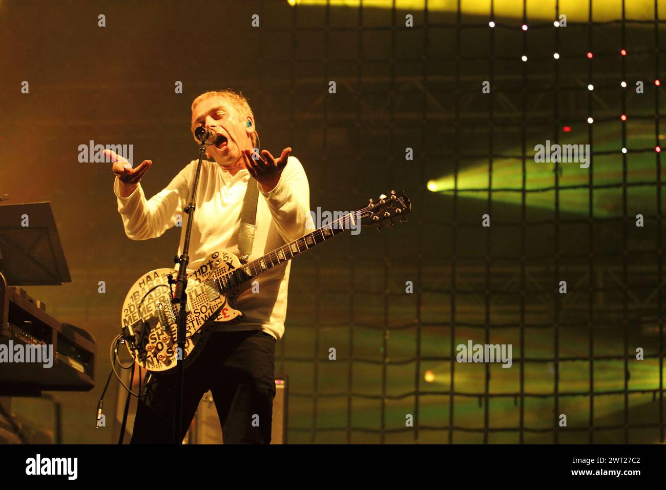 Karl Hyde, Leiter der elektronischen Gruppe Underworld bei einem Konzert auf dem Neapolis-Festival Stockfoto