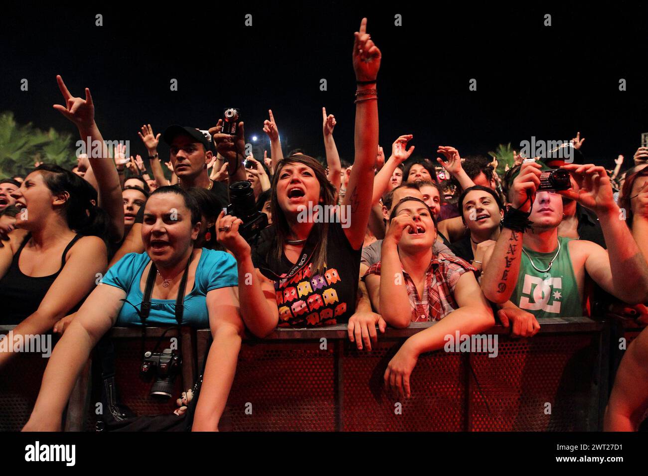 Delirien-Fans während des Konzerts in Bagnoli Arenile der Popgruppe Subsonica Stockfoto