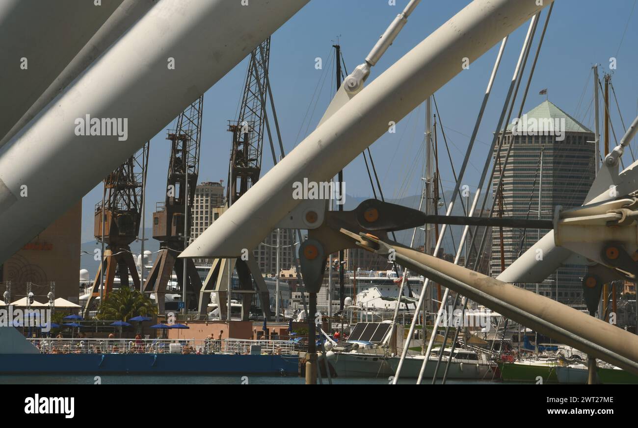 Genua ist eine typisch mediterrane und oft chaotische Küstenstadt, in der sich viele wunderschöne Panoramen überlagern und Bilder voller Charme schaffen. Stockfoto