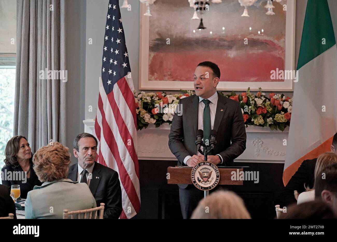 US-Vizepräsidentin Kamala (links) hört Taoiseach Leo Varadkar während eines Frühstückstreffens zu, das von der Vizepräsidentin in ihrer offiziellen Residenz in Washington, DC, während seines Besuchs in den USA zum St. Patrick's Day veranstaltet wird. Bilddatum: Freitag, 15. März 2024. Stockfoto