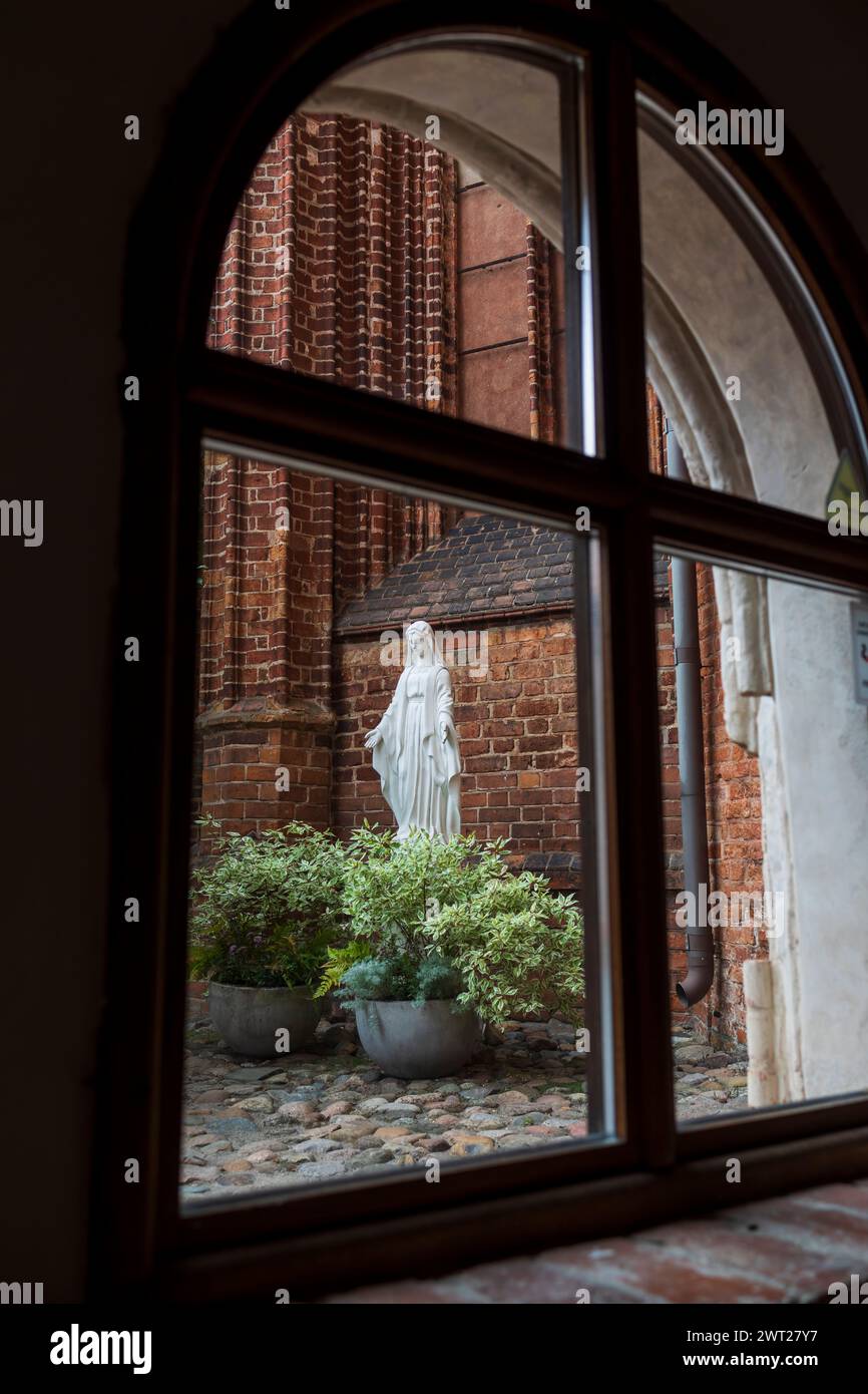 VILNIUS, LITAUEN - 15. JUNI 2023: Innenraum der Kapelle in der Kirche St. Franziskus und St. Bernard mit gewölbter Decke und reich verziertem Jesus Stockfoto