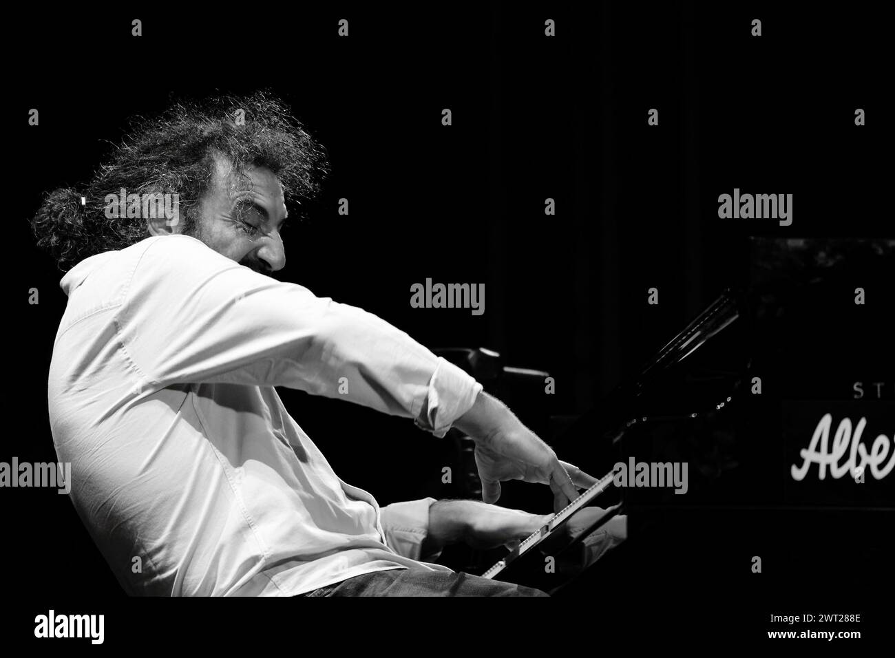 Der Jazzpianist Stefano Bollani, während eines Konzerts beim Pomigliano Jazz Festival Stockfoto