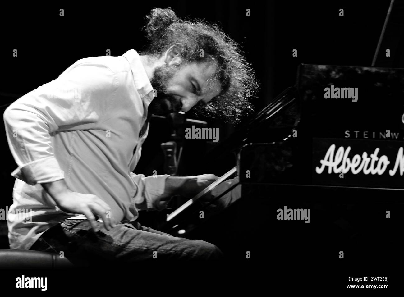 Der Jazzpianist Stefano Bollani, während eines Konzerts beim Pomigliano Jazz Festival Stockfoto