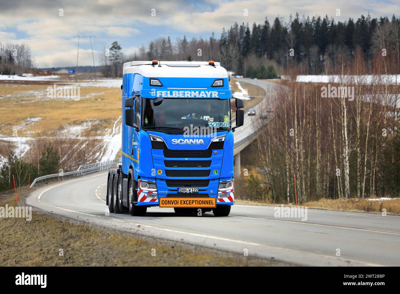 Maßgeschneiderter Blue Scania 770S Truck Felbermayr für außergewöhnlichen Lasttransport bei hoher Geschwindigkeit auf der Straße. Salo, Finnland. März 2024. Stockfoto