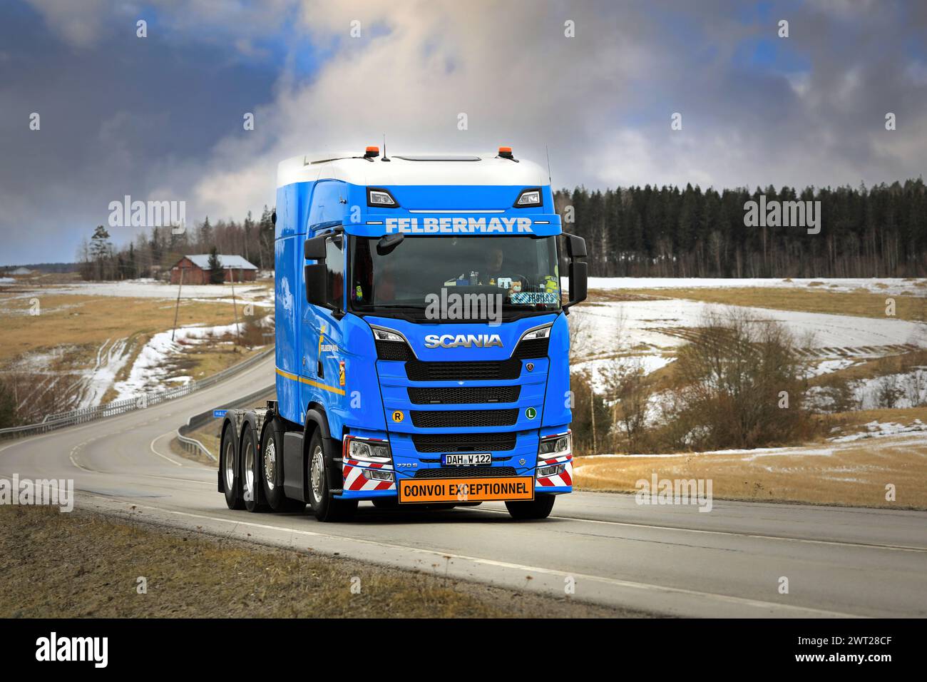 Maßgeschneiderter Blue Scania 770S Truck Felbermayr für außergewöhnlichen Lasttransport bei hoher Geschwindigkeit auf der Straße. Salo, Finnland. März 2024. Stockfoto