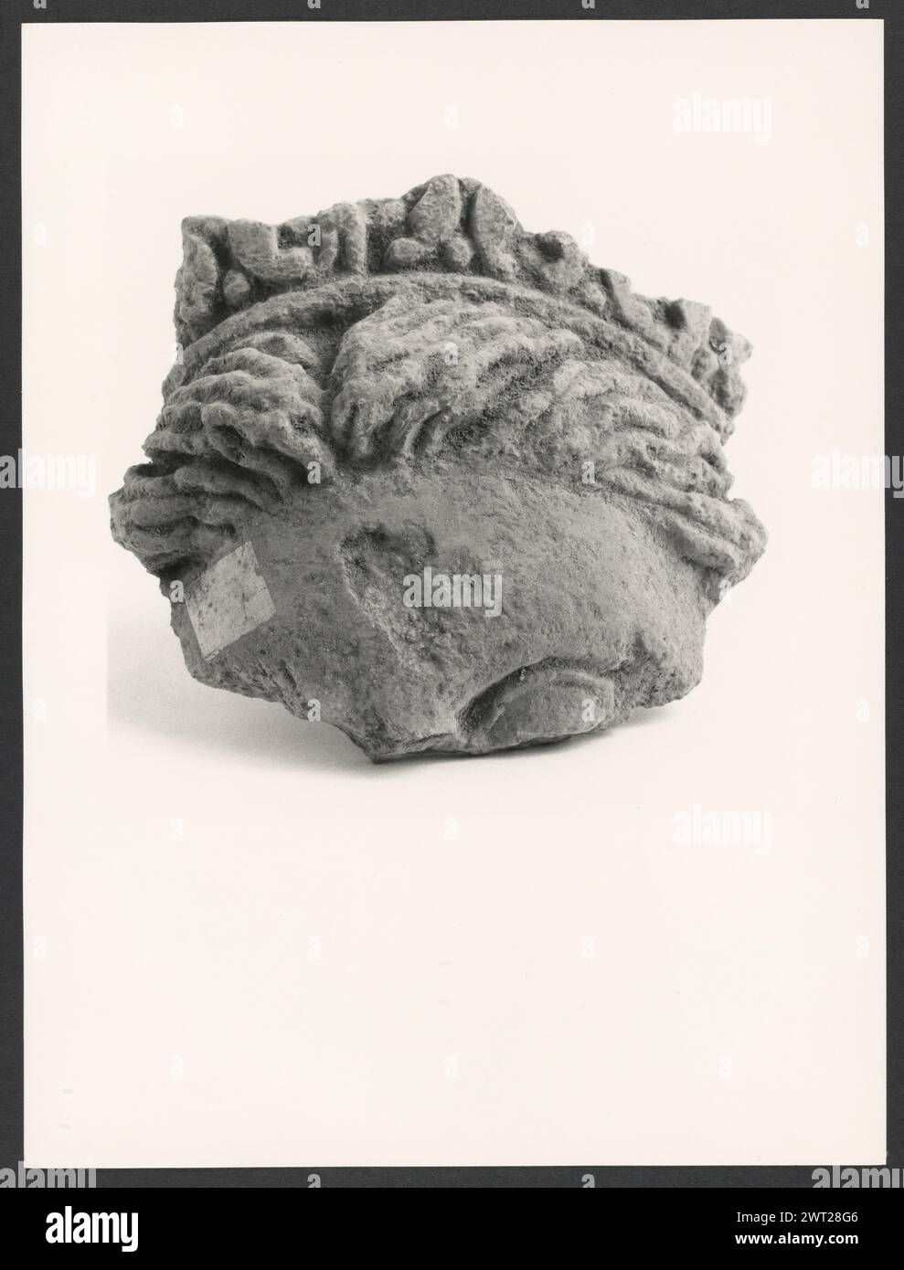 Lazio Viterbo Viterbo Museo Civico61. Hutzel, Max 1960-1990 Ansichten von Gemälden (Mittelalter bis 18. Jh.), Fresken, einem Tabernakel, Sarg, Skulpturenreliefs, Portalfragmente, Büsten, Skulpturen, Wandteppiche in der Pinacoteca, Galerie im zweiten Stock und Kreuzgang im zweiten Stock. Antiquitäten: Viele Ansichten von etruskischen und römischen Fragmenten, Skulpturen, Sarkophage, Töpferwaren, Masken, Schmuck und andere Gegenstände, die in der Lagerabfolge gefunden wurden (Inventarnummern auf der Rückseite der Drucke), sowie die Sequenzen Cloister, Second Floor Cloister, Valle Giulia, Sala Romana und Sala Etrusca. Allgemeine Hinweise: Es gibt Stockfoto