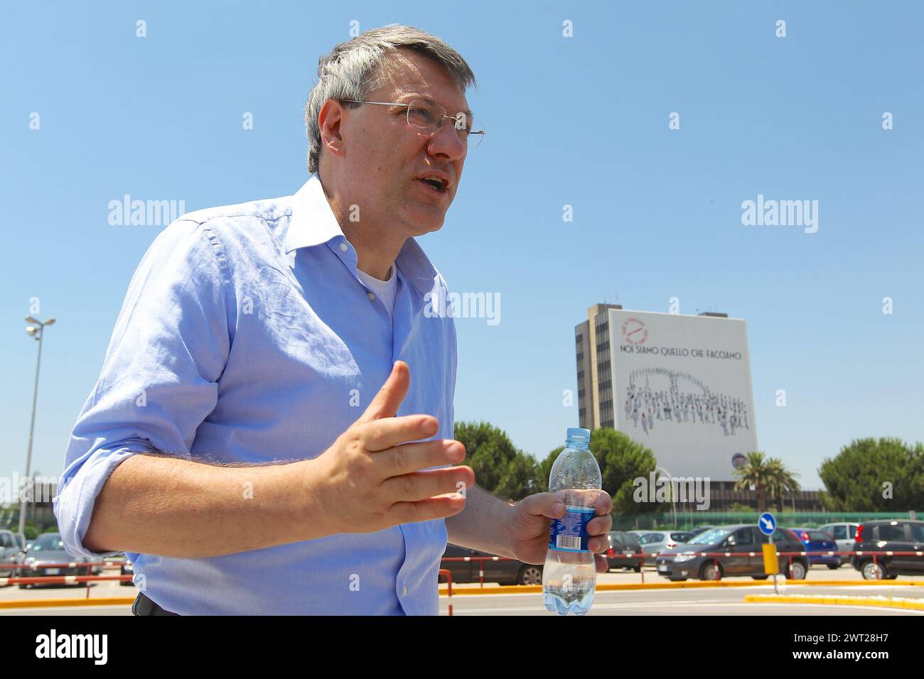 Der gewerkschaftsvertreter Maurizio Landini, Sekretär der FIOM, besucht das FIAT-Werk, um Flugblätter zu verteilen Stockfoto