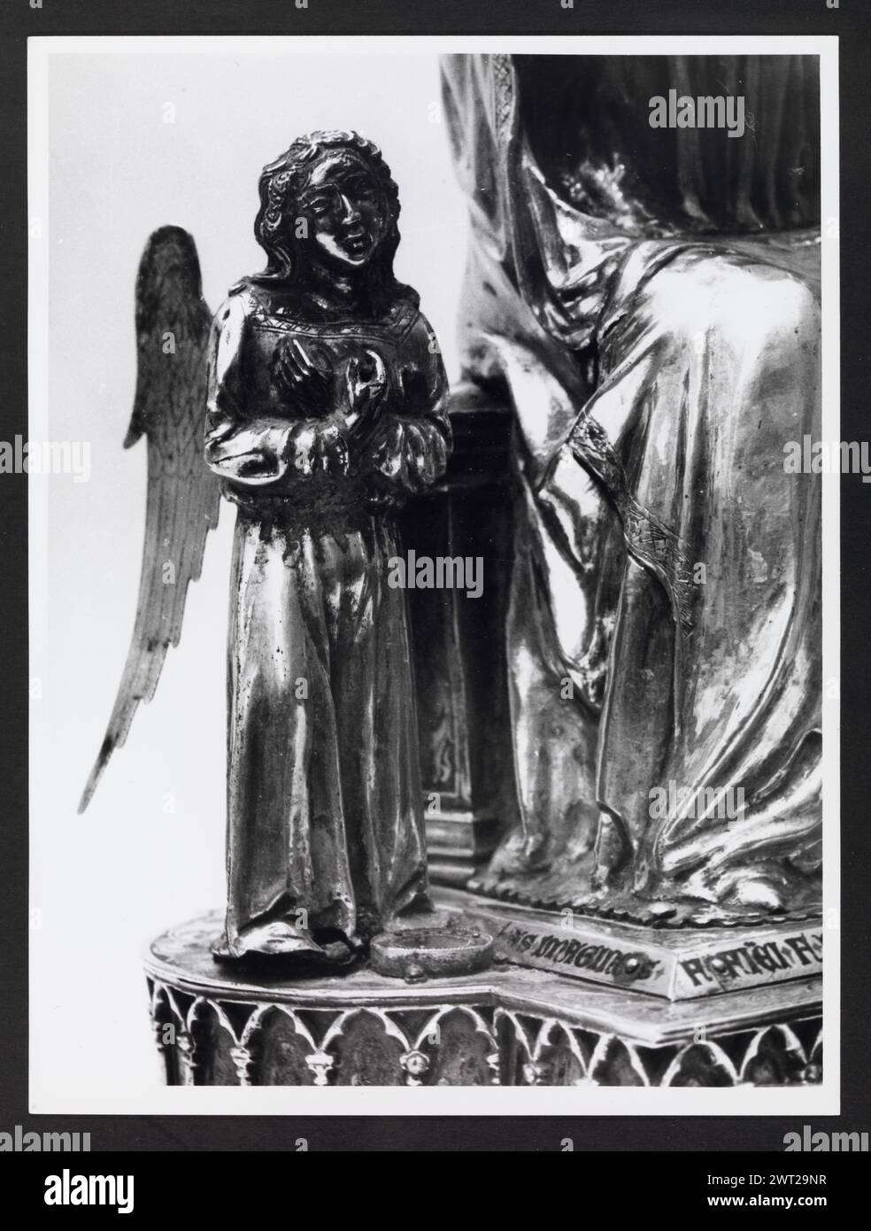 Abruzzen L'Aquila Castelvecchio Subequo S. Francesco, Museum0. Hutzel, Max 1960-1990 Reliquien, Prozessionskreuzstatuen (15. Jahrhundert), darunter eine silberne Madonna und Kind mit Engeln, Skulptur, einschließlich Holzstatue Christi, und Fresken Römische Skulpturenfragmente, Bronzeskulpturen, Bronzeskulpturen, Eisenschwert, römische Münzen der in Italien geborene Fotograf und Gelehrte Max Hutzel (1911–1988) fotografierte in den frühen 1960er Jahren bis zu seinem Tod. Das Ergebnis dieses Projekts, von Hutzel als Foto Arte Minore bezeichnet, ist eine gründliche Dokumentation der kunsthistorischen Entwicklung in Italien bis zum 18t Stockfoto