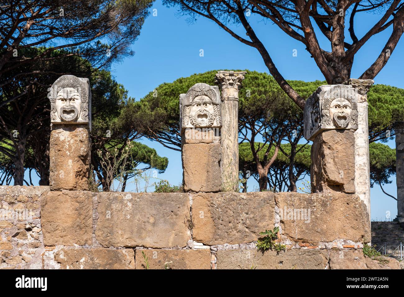 Nahaufnahme von männlichen behaarten Gesichtern, die auf Säulen des antiken römischen Amphitheaters gemeißelt wurden Stockfoto