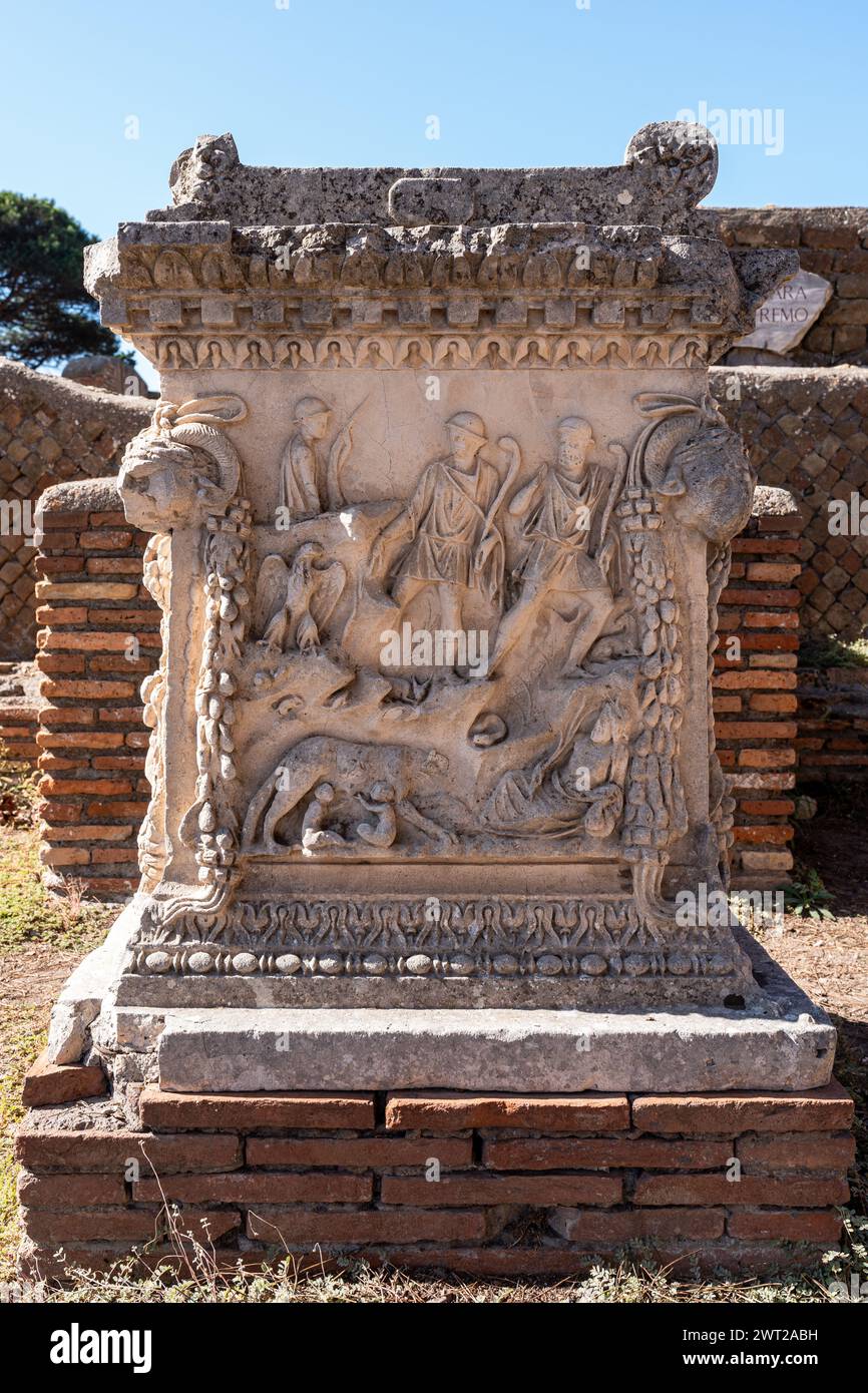 Nahaufnahme von dekorativen Skulpturen, die auf antiken römischen Marmor-Sarkophag geschnitzt wurden Stockfoto