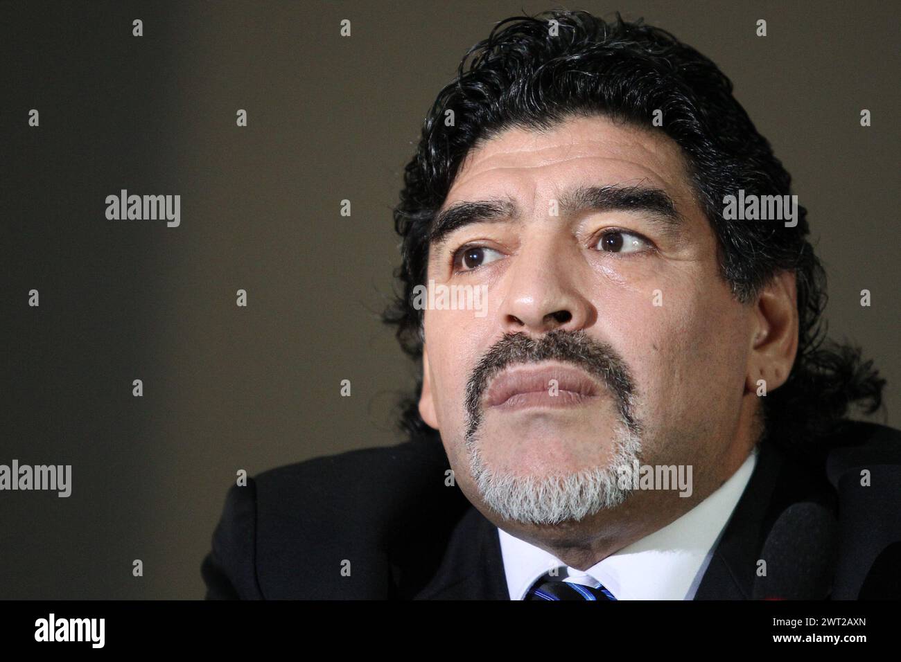 Der berühmte Fußballspieler Diego Armando Maradona bei einer Pressekonferenz in Neapel Stockfoto