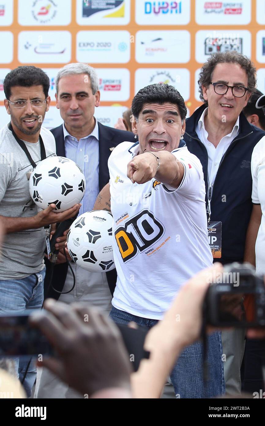 Der berühmte Fußballspieler Diego Armando Maradona während eines Treffens mit den Fans in Neapel Stockfoto