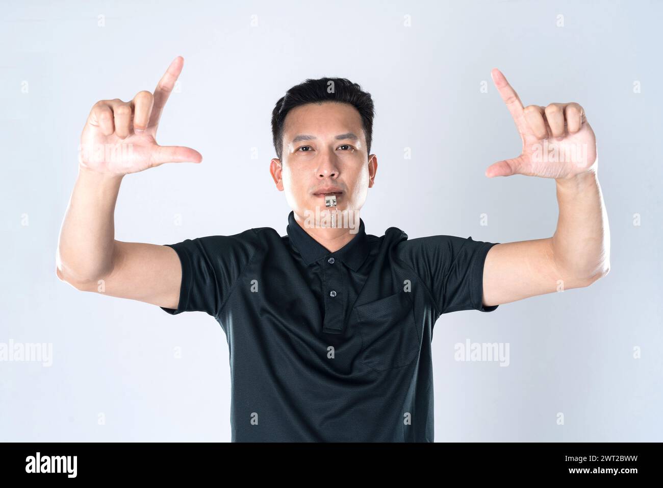 Fußballschiedsrichter mit VAR-Symbol auf weißem Hintergrund. Stockfoto