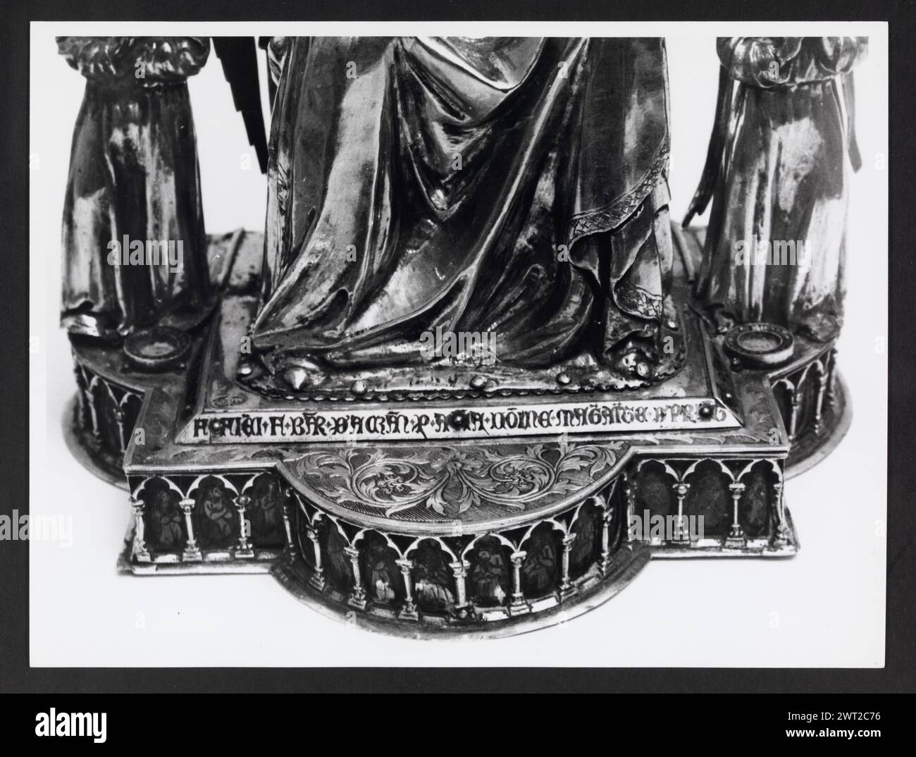 Abruzzen L'Aquila Castelvecchio Subequo S. Francesco, Museum2. Hutzel, Max 1960-1990 Reliquien, Prozessionskreuzstatuen (15. Jahrhundert), darunter eine silberne Madonna und Kind mit Engeln, Skulptur, einschließlich Holzstatue Christi, und Fresken Römische Skulpturenfragmente, Bronzeskulpturen, Bronzeskulpturen, Eisenschwert, römische Münzen der in Italien geborene Fotograf und Gelehrte Max Hutzel (1911–1988) fotografierte in den frühen 1960er Jahren bis zu seinem Tod. Das Ergebnis dieses Projekts, von Hutzel als Foto Arte Minore bezeichnet, ist eine gründliche Dokumentation der kunsthistorischen Entwicklung in Italien bis zum 18t Stockfoto