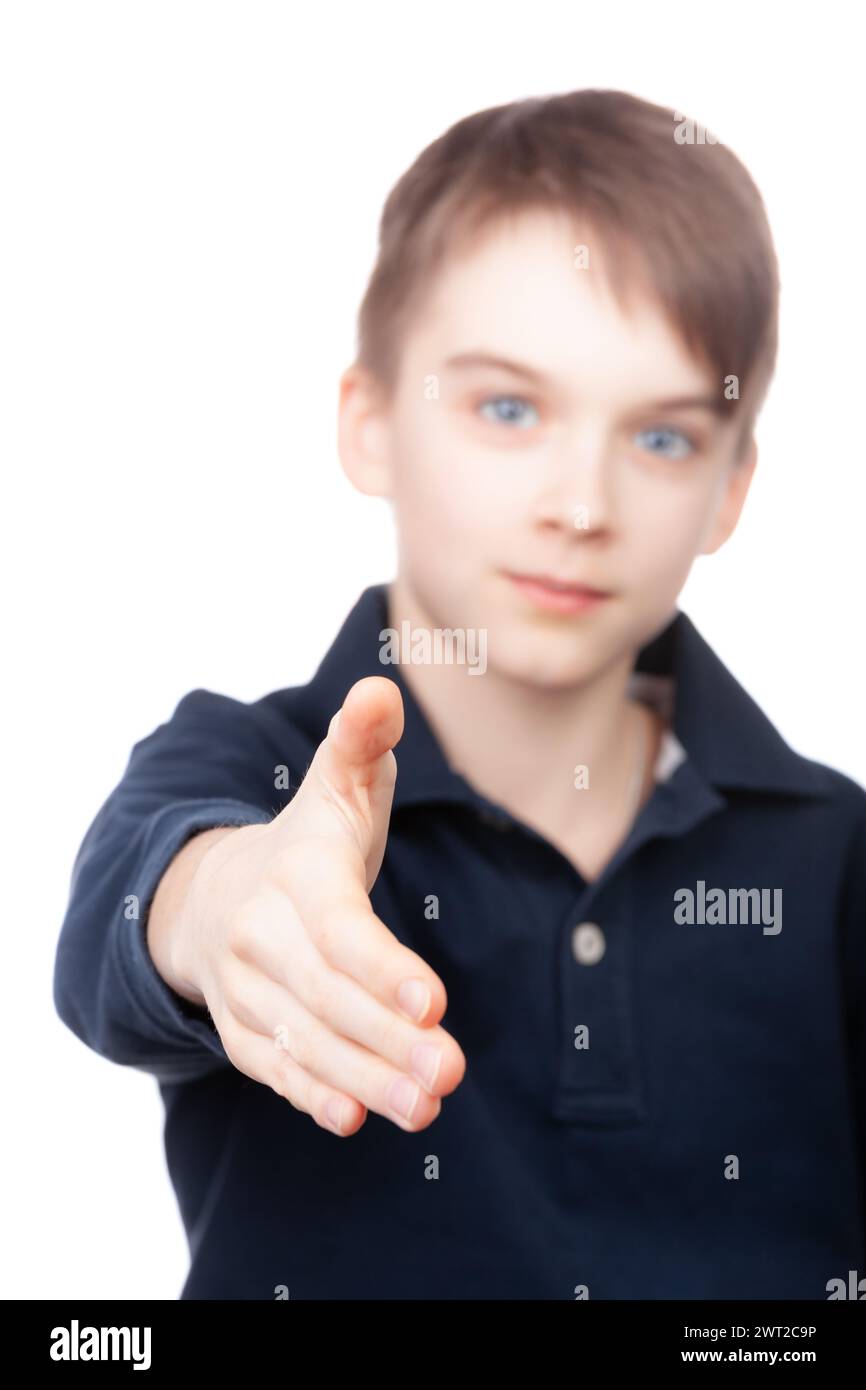 Der Junge streckt die Hand für einen Handschlag aus, mit dem Fokus auf der Hand. Studio auf weißem Hintergrund Stockfoto