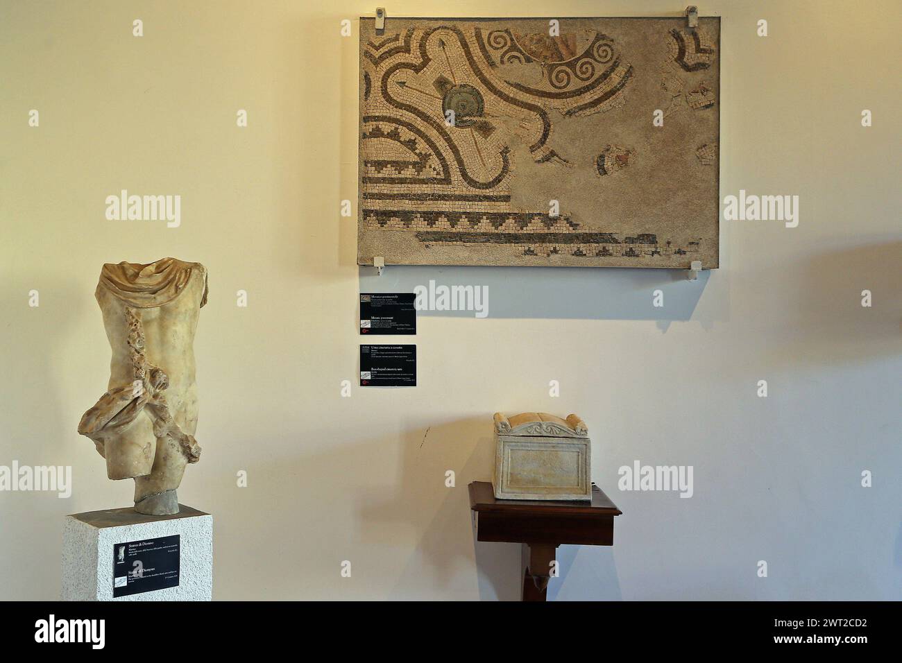 Einer der Hallen im Campano Museum von Capua mit römischen Marmorskulpturen und Mosaiken Stockfoto