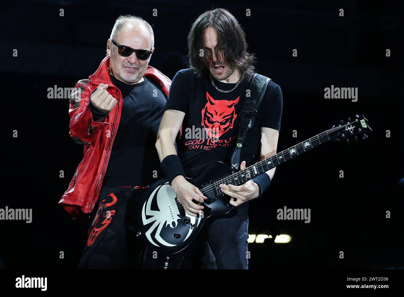 Der italienische Rocksänger Vasco Rossi und sein Gitarrist bei einem Konzert in Neapel im San Paolo Stadion. Stockfoto