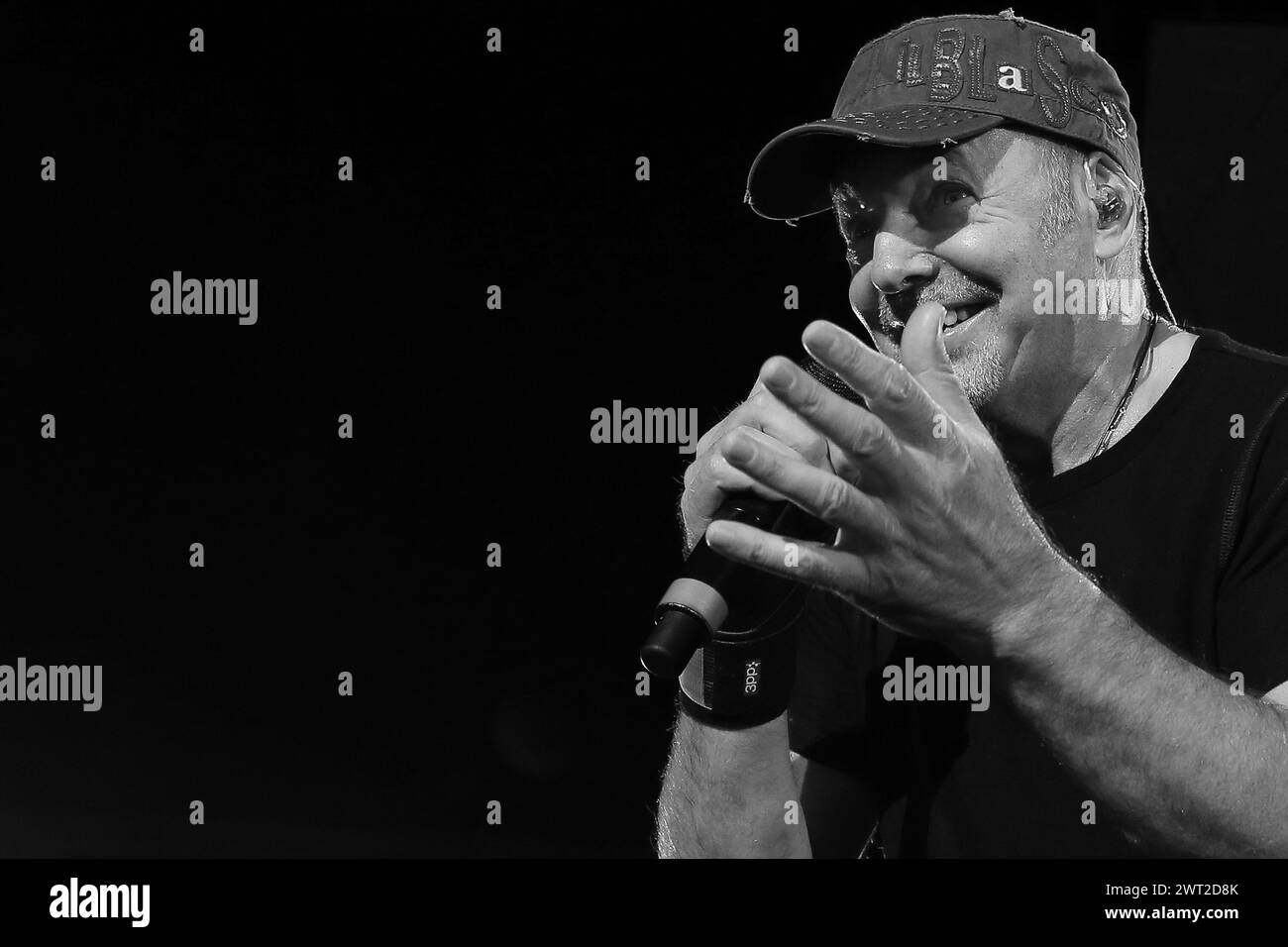 (HINWEIS: Das Bild wurde in Schwarzweiß konvertiert.) Italienischer Rocksänger Vasco Rossi während eines Konzerts in Neapel im San Paolo Stadion Stockfoto