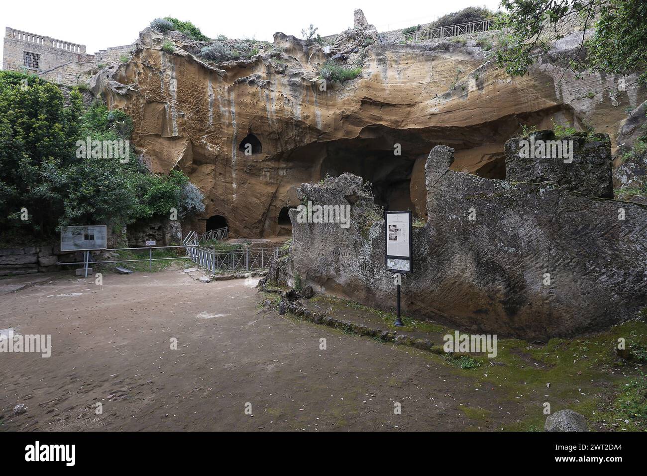 Die Tuffwand vor dem Eingang zur Höhle der Sibilla Cumana, der Priesterin von Apollon, einer der wichtigsten Sibyllen, prophetischen Figuren Stockfoto