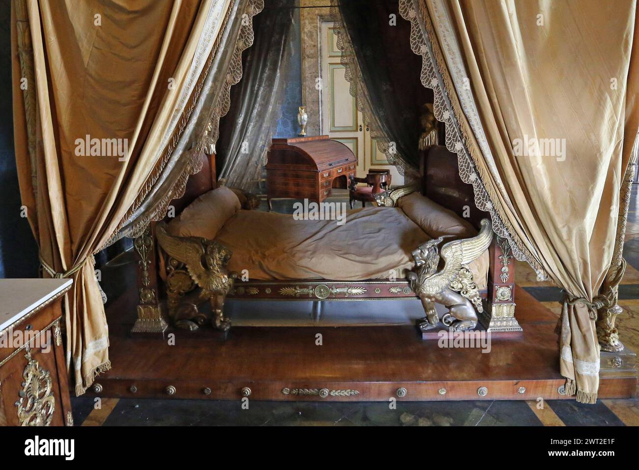 Das Bett von König Franz II. Von Bourbon in den königlichen Gemächern im Königspalast von Caserta Stockfoto