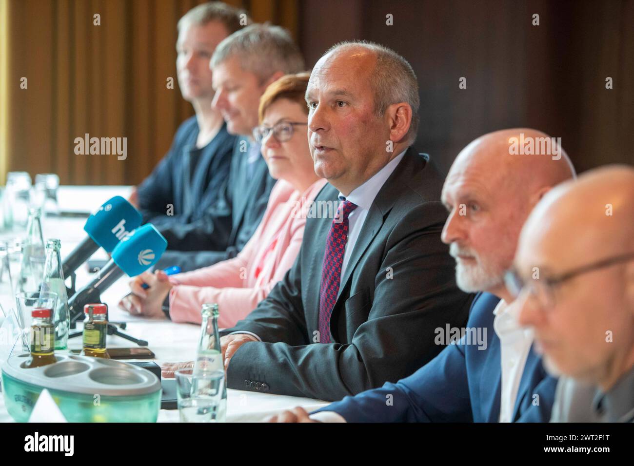 15. März 2024, Hessen, Bad Homburg Vor Der Höhe: Thilo Hartmann (l-r), Vorsitzender des Gew Hessen, Jens Mohrherr von der polizeigewerkschaft, Christine Behle, stellvertretende Vorsitzende der Gewerkschaft Vereinigte Dienste (ver.di), Roman Poseck (CDU), Innenminister Hessens, Volker Geyer, vom Bund der Beamten und Tarifverhandlungen, und Michael Schmitt, Verhandlungsführer der IG Bau, veranstaltete im Maritim Hotel eine Pressekonferenz zum Tarifvertrag für den öffentlichen Sektor in Hessen. Foto: Helmut Fricke/dpa Stockfoto