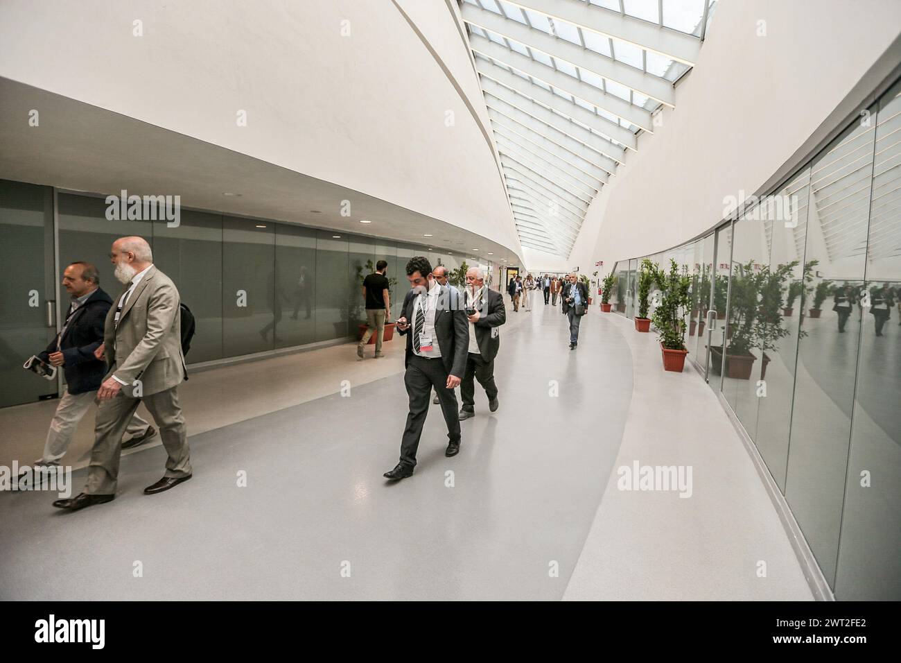 Innenansicht des Hochgeschwindigkeitsbahnhofs TAV von Afragola, entworfen von der Architektin Zaha Hadid Stockfoto