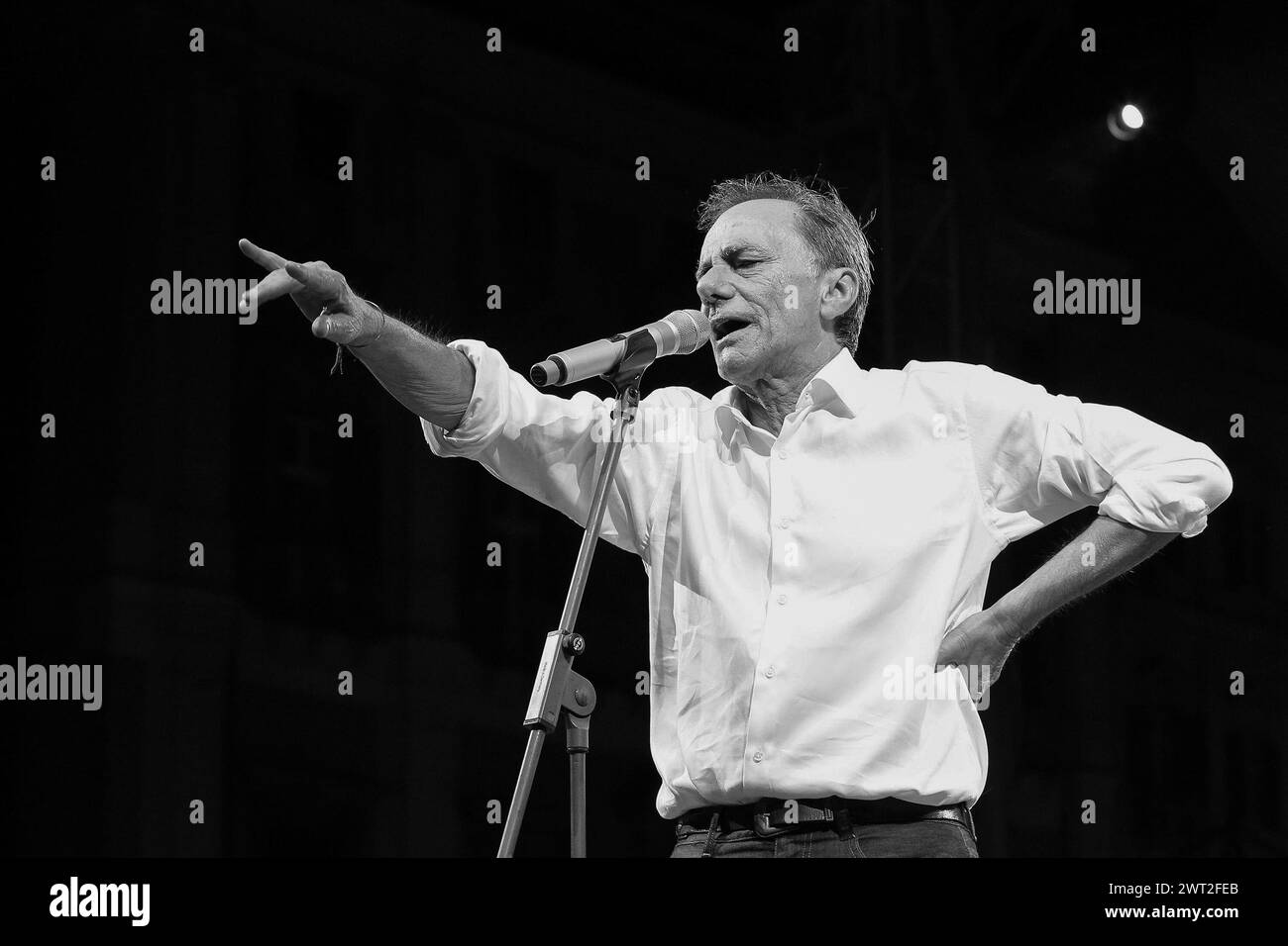 Der italienische Sänger und Songwriter Roberto Vecchioni während eines Konzerts in Neapel. Stockfoto