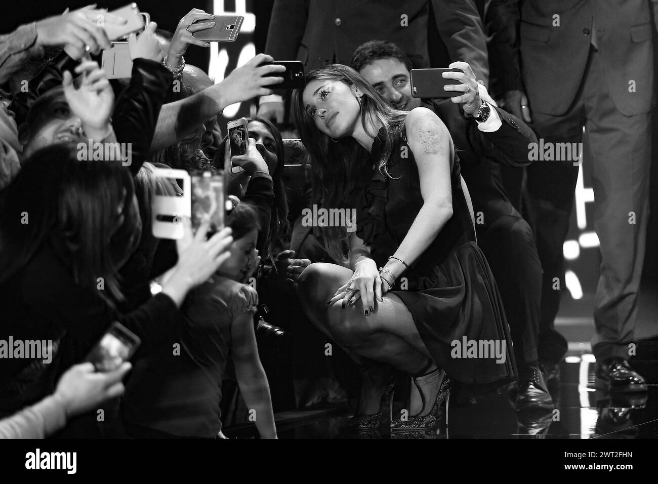 (HINWEIS: Das Bild wurde in Schwarzweiß konvertiert.) Das Showgirl Belen Rodriguez macht ein Selfie mit ihren Fans nach einer Show in Neapel Stockfoto