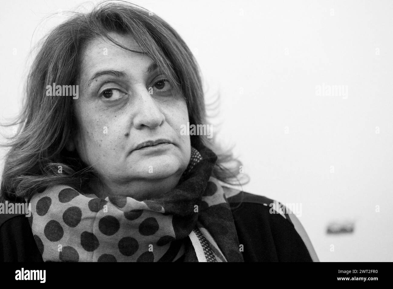 (HINWEIS: Das Bild wurde in Schwarzweiß konvertiert.) Die Journalistin und Politikerin Rosaria Capacchione während einer Pressekonferenz in Caserta Stockfoto