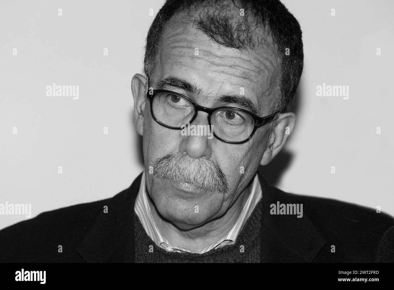 (HINWEIS: Das Bild wurde in Schwarzweiß konvertiert.) Der Journalist Sandro Ruotolo während einer Pressekonferenz in Caserta Stockfoto