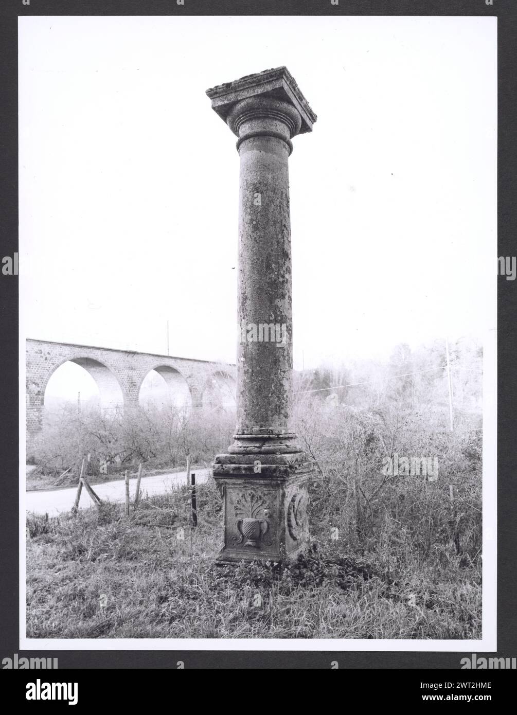 Latium Viterbo Corchiano. Hutzel, Max 1960-1990 der in Deutschland geborene Fotograf und Gelehrte Max Hutzel (1911–1988) fotografierte in Italien von den frühen 1960er Jahren bis zu seinem Tod. Das Ergebnis dieses Projektes, von Hutzel als Foto Arte Minore bezeichnet, ist eine gründliche Dokumentation der kunsthistorischen Entwicklung in Italien bis zum 18. Jahrhundert, darunter Objekte der Etrusker und Römer sowie frühmittelalterliche, romanische, gotische, Renaissance- und Barockdenkmäler. Die Bilder werden nach geografischer Region in Italien, dann nach Provinz, Stadt, Standortkomplex und Denkmal geordnet. Stockfoto