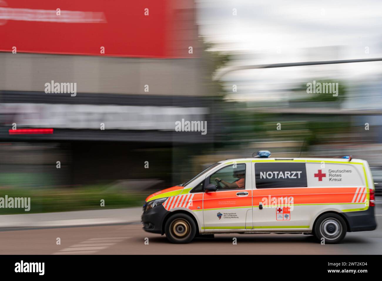 Einsatzfahrt des Rettungsdienstes in Limburg-Weilburg 13.07.22, Limburg: Symbolfoto, Illustrationsbild, Symbolbild, Illustrationsfoto Einsatzfahrt des Rettungsdienstes in Limburg-Weilburg D ein Rettungswagen des Deutschen Roten Kreuzes im Einsatz überquert eine Kreuzung. Deutlich sichtbar sind die Nummer 112, die Aufschrift Notarzt und Rettungsdienst des Landkreises Limburg-Weilburg , was die Dringlichkeit und Wichtigkeit der Mission unterstrichen. Limburg Hessen Deutschland *** Rettungsdienst in Limburg Weilburg 13 07 22, Limburg Symbolfoto, Illustrationsbild, Symbolbild, illu Stockfoto