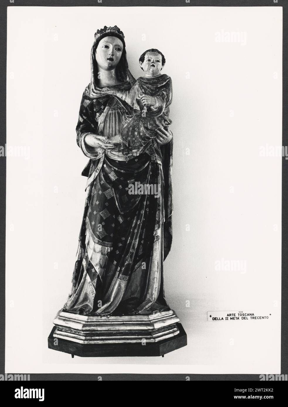 Umbria Perugia Perugia Galleria Nazionale dell'Umbria7. Hutzel, Max 1960-1990 Ansichten von umbrischer Malerei und Skulptur. Der in Deutschland geborene Fotograf und Gelehrte Max Hutzel (1911–1988) fotografierte in Italien von den frühen 1960er Jahren bis zu seinem Tod. Das Ergebnis dieses Projektes, von Hutzel als Foto Arte Minore bezeichnet, ist eine gründliche Dokumentation der kunsthistorischen Entwicklung in Italien bis zum 18. Jahrhundert, darunter Objekte der Etrusker und Römer sowie frühmittelalterliche, romanische, gotische, Renaissance- und Barockdenkmäler. Die Bilder werden nach geografischer Region in Italien und dann nach Provinz geordnet Stockfoto