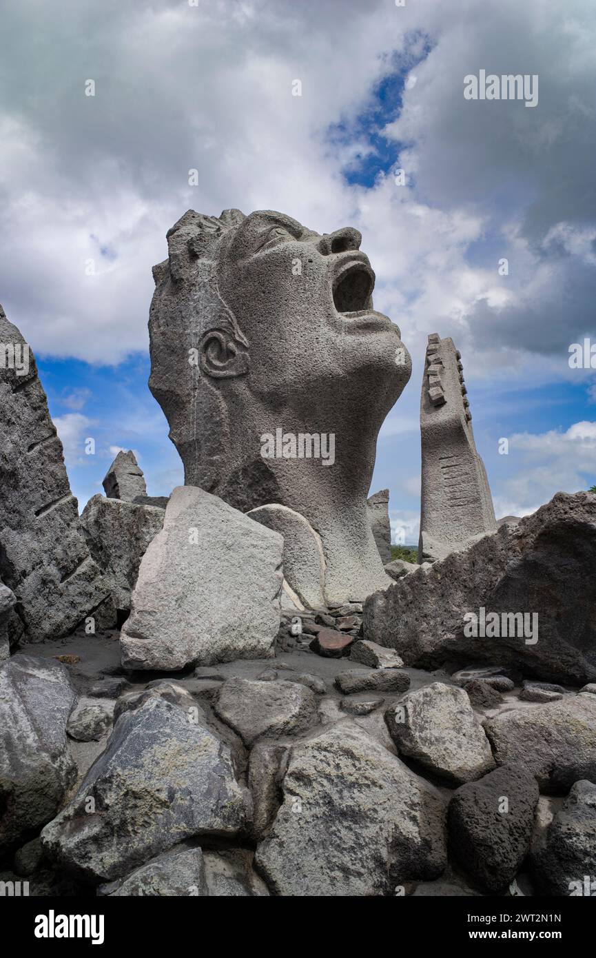 Skulptur zum Gedenken an eine ganze Nacht Konzert der Sängerin Nagabuchi Tsuyoshi am Fuße des Vulkans Sakurajima, Japan. Stockfoto