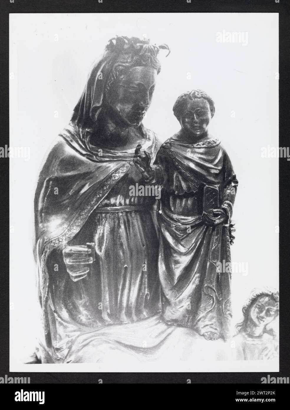 Abruzzen L'Aquila Castelvecchio Subequo S. Francesco, Museum. Hutzel, Max 1960-1990 Reliquien, Prozessionskreuzstatuen (15. Jahrhundert), darunter eine silberne Madonna und Kind mit Engeln, Skulptur, einschließlich Holzstatue Christi, und Fresken Römische Skulpturenfragmente, Bronzeskulpturen, Bronzeskulpturen, Eisenschwert, römische Münzen der in Italien geborene Fotograf und Gelehrte Max Hutzel (1911–1988) fotografierte in den frühen 1960er Jahren bis zu seinem Tod. Das Ergebnis dieses Projektes, von Hutzel als Foto Arte Minore bezeichnet, ist eine gründliche Dokumentation der kunsthistorischen Entwicklung in Italien bis zum 18. Jahrhundert Stockfoto