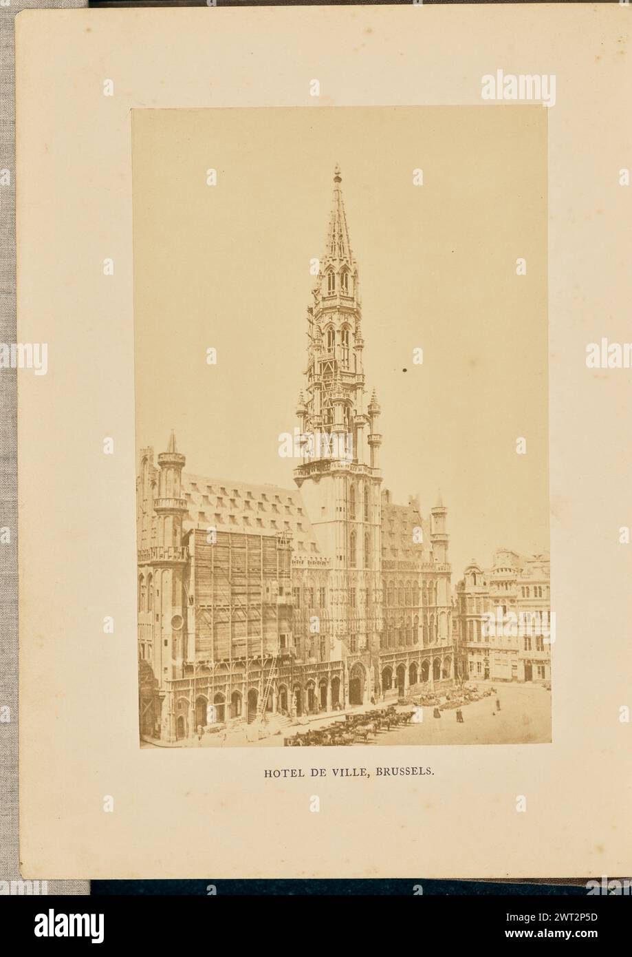 Hotel de Ville, Brüssel. Cundall & Fleming, Fotograf 1866 Blick auf das Hotel de Ville oder das Rathaus in Brüssel. Das Gebäude ist gotisch und hat einen Turm mit Türmchen in der Mitte. Das Äußere der Fassade ist mit Gerüsten bedeckt. (Recto, Mount) unten in der Mitte, schwarzer Buchdruck: 'HOTEL DE VILLE, BRÜSSEL.'; (Verso, Mount) unten links, Bleistift: 'IB 86,1 (Cun)'; Stockfoto