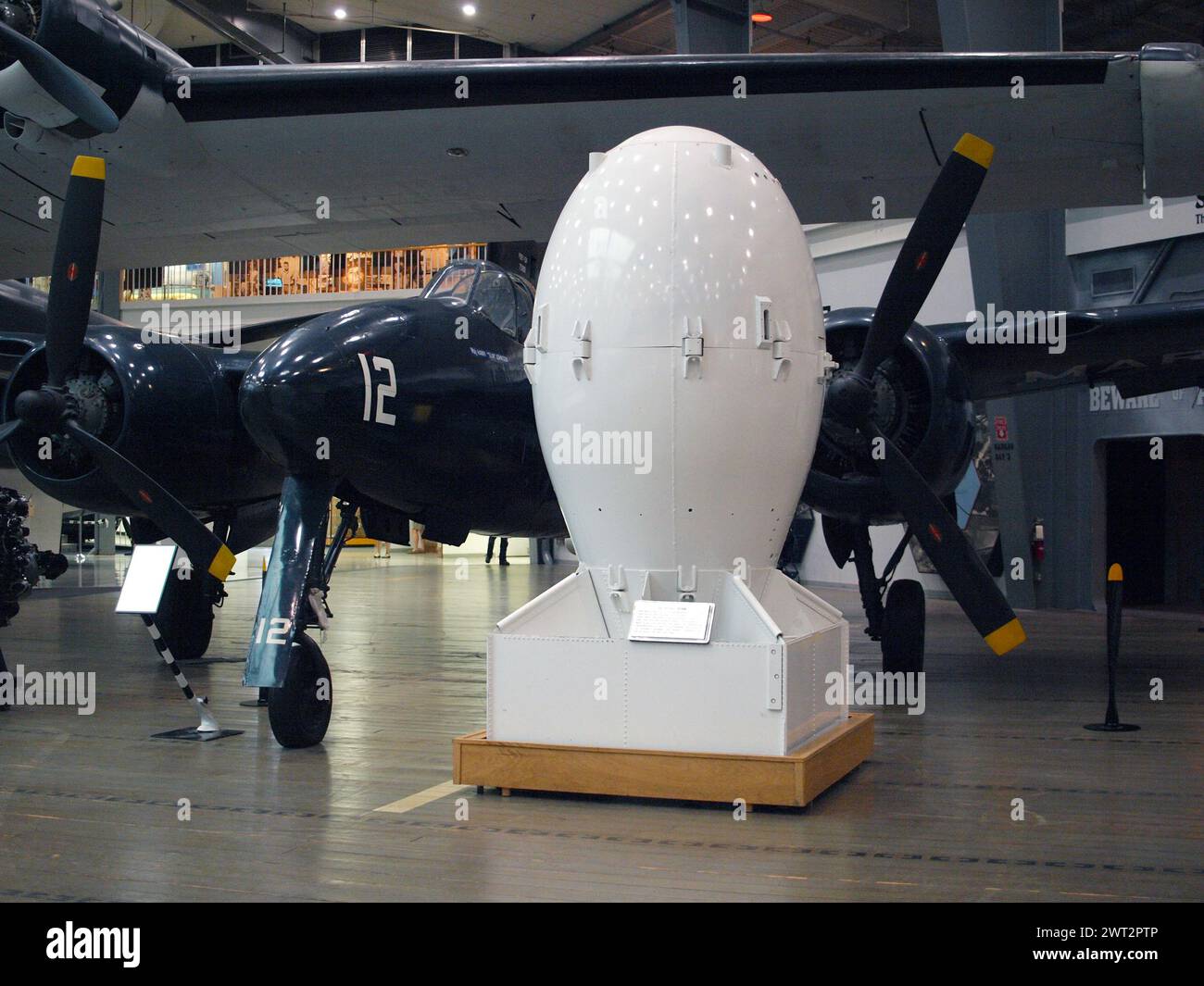 Pensacola, Florida, USA - 10. August 2012: Atombombe und Flugzeug im National Naval Aviation Museum. Stockfoto