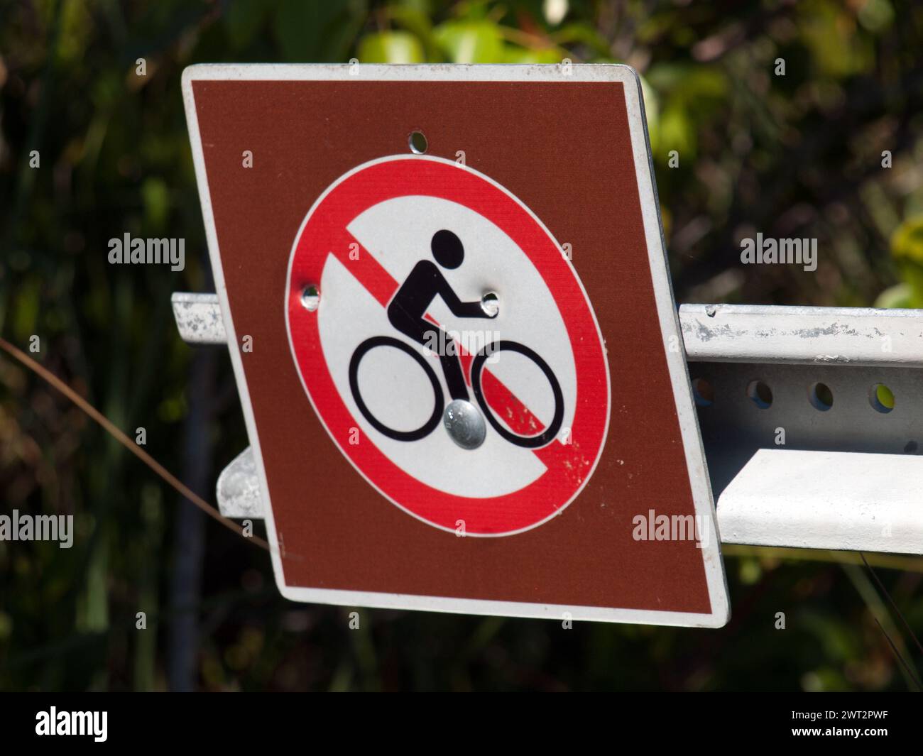 Kein Fahrradsymbol. Straße für Fahrräder gesperrt. Stockfoto